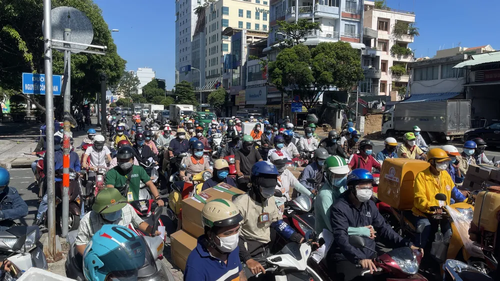 Ngày đầu tiếp tục giãn cách 1 tháng, người dân lại ùn ùn ra đường ảnh 5