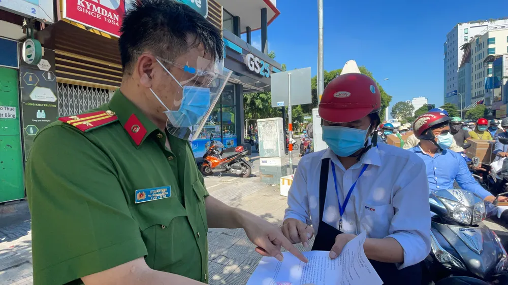 Ngày đầu tiếp tục giãn cách 1 tháng, người dân lại ùn ùn ra đường ảnh 8