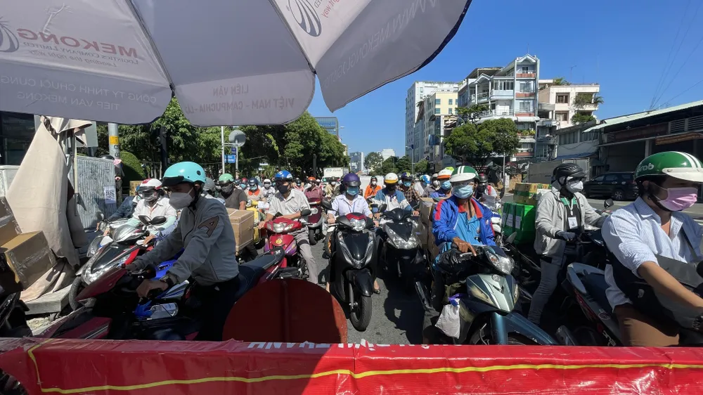 Ngày đầu tiếp tục giãn cách 1 tháng, người dân lại ùn ùn ra đường ảnh 6