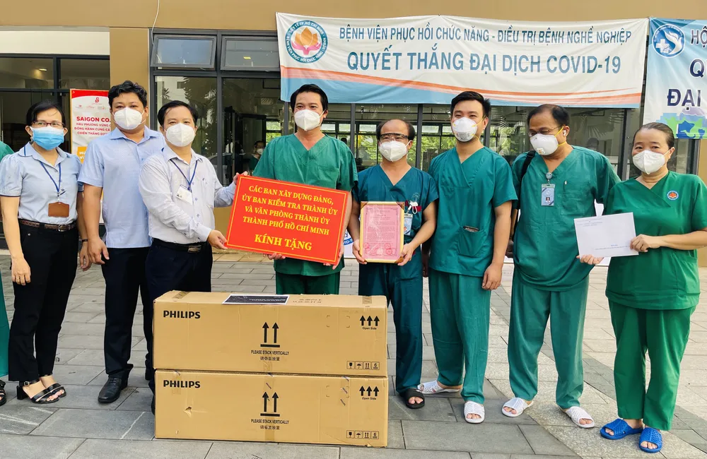 Ban Tổ chức Thành ủy TPHCM thăm hỏi, trao quà đến y, bác sĩ tuyến đầu chống dịch ảnh 2