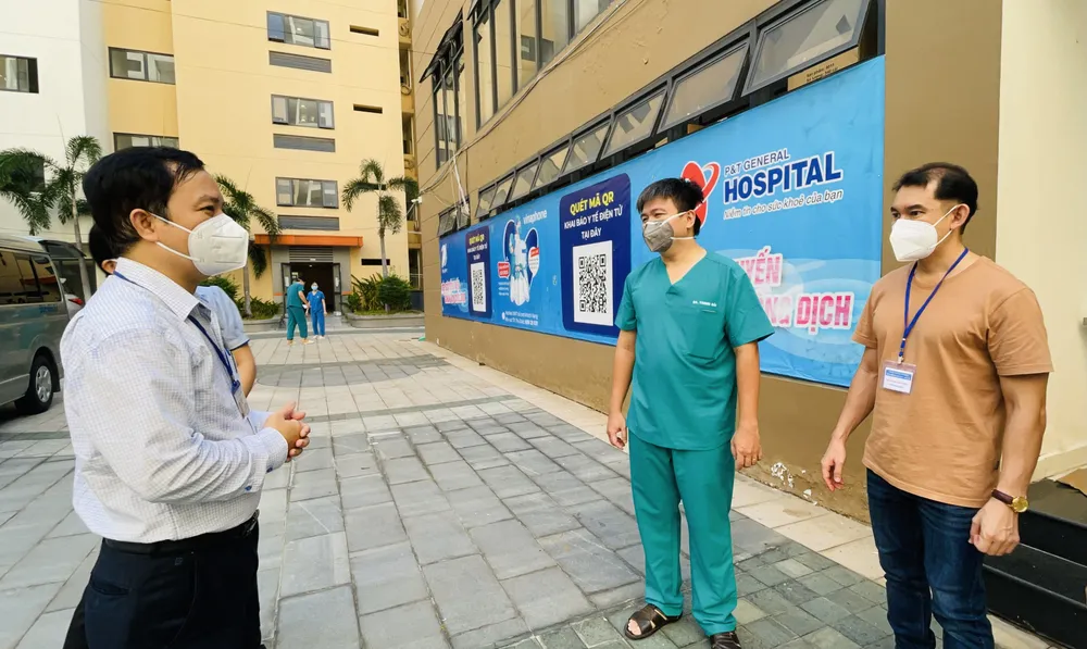 Ban Tổ chức Thành ủy TPHCM thăm hỏi, trao quà đến y, bác sĩ tuyến đầu chống dịch ảnh 4