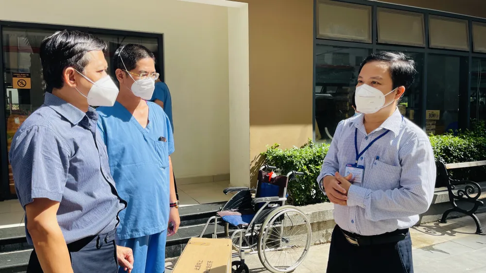 Ban Tổ chức Thành ủy TPHCM thăm hỏi, trao quà đến y, bác sĩ tuyến đầu chống dịch ảnh 1