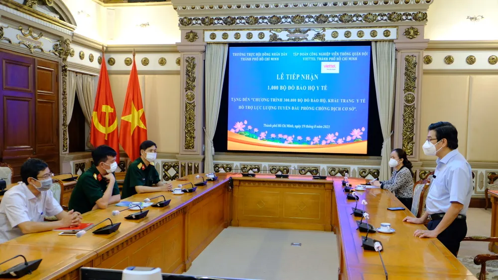 Chung tay góp sức cho chương trình 300.000 đồ bảo hộ, khẩu trang y tế của HĐND TPHCM ảnh 2