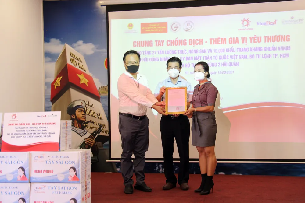 Chung tay góp sức cho chương trình 300.000 đồ bảo hộ, khẩu trang y tế của HĐND TPHCM ảnh 6