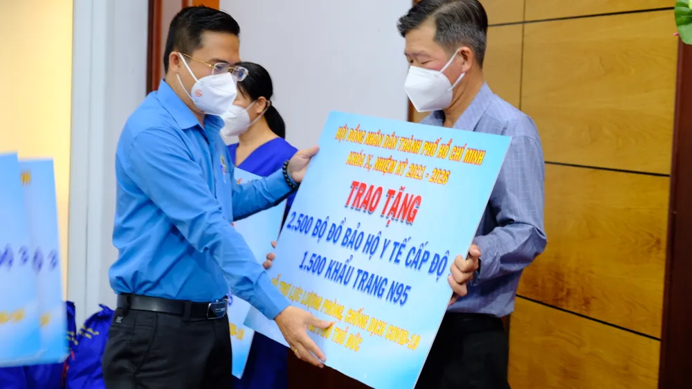 Đại biểu HĐND TPHCM sát cánh, đồng hành cùng thành phố chăm lo người dân khó khăn ảnh 1