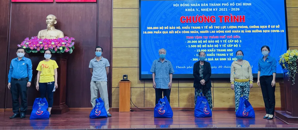 Đại biểu HĐND TPHCM sát cánh, đồng hành cùng thành phố chăm lo người dân khó khăn ảnh 2