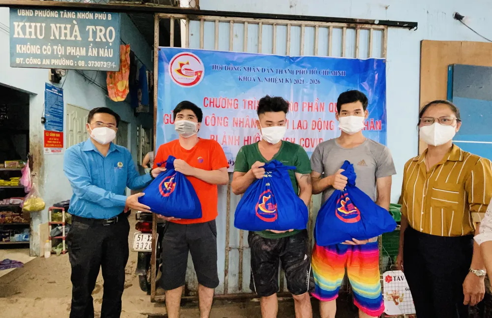 Đại biểu HĐND TPHCM sát cánh, đồng hành cùng thành phố chăm lo người dân khó khăn ảnh 3