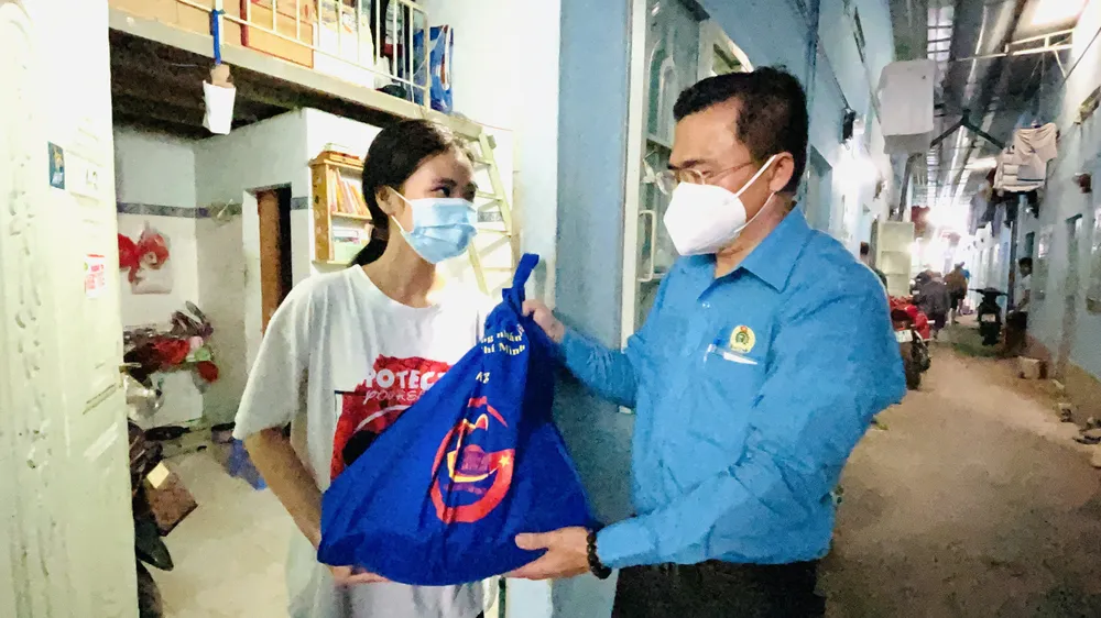 Đại biểu HĐND TPHCM sát cánh, đồng hành cùng thành phố chăm lo người dân khó khăn ảnh 4