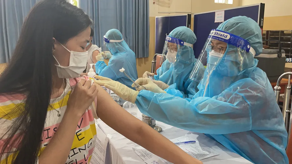 Cần Giờ đẩy nhanh tiêm vaccine mũi 2, hiện được 20% dân số ảnh 1