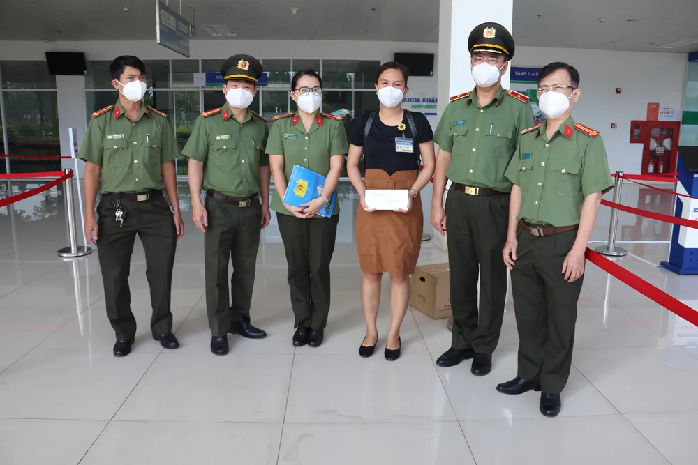 Thăm hỏi, động viên lực lượng tuyến đầu mắc Covid-19 khi làm nhiệm vụ ảnh 2