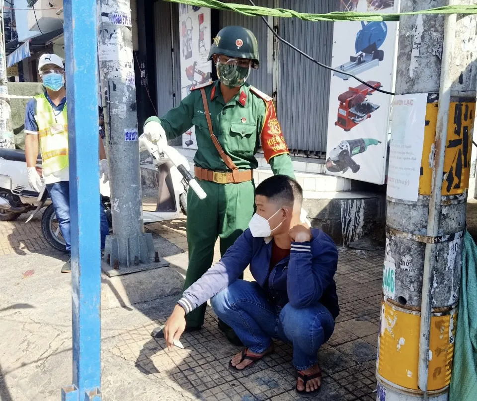 Chiến sĩ Trung đoàn Gia Định trực chốt kiểm soát bắt đối tượng tàng trữ ma tuý ảnh 1