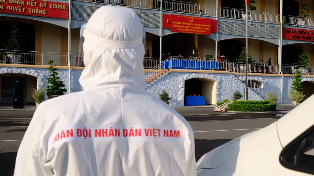 Bộ Tư lệnh TPHCM bàn giao nhân lực, tài lực cho Sở Y tế TPHCM chống dịch Covid-19 ảnh 9