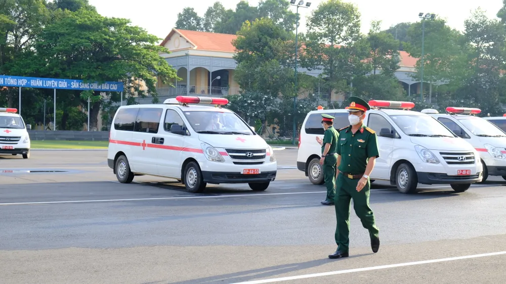 Bộ Tư lệnh TPHCM bàn giao nhân lực, tài lực cho Sở Y tế TPHCM chống dịch Covid-19 ảnh 4