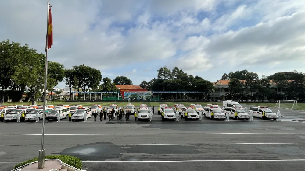 Bộ Tư lệnh TPHCM bàn giao nhân lực, tài lực cho Sở Y tế TPHCM chống dịch Covid-19 ảnh 2