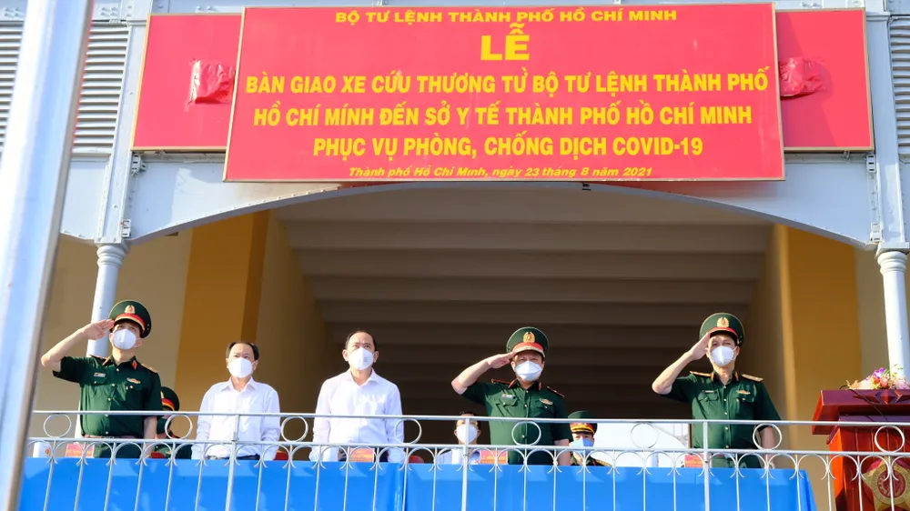 Bộ Tư lệnh TPHCM bàn giao nhân lực, tài lực cho Sở Y tế TPHCM chống dịch Covid-19 ảnh 1