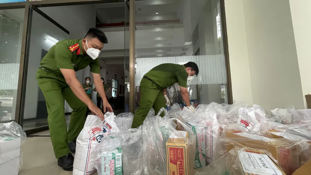 Lực lượng Công an TPHCM gõ cửa từng nhà bà con khó khăn trao nhu yếu phẩm ảnh 7
