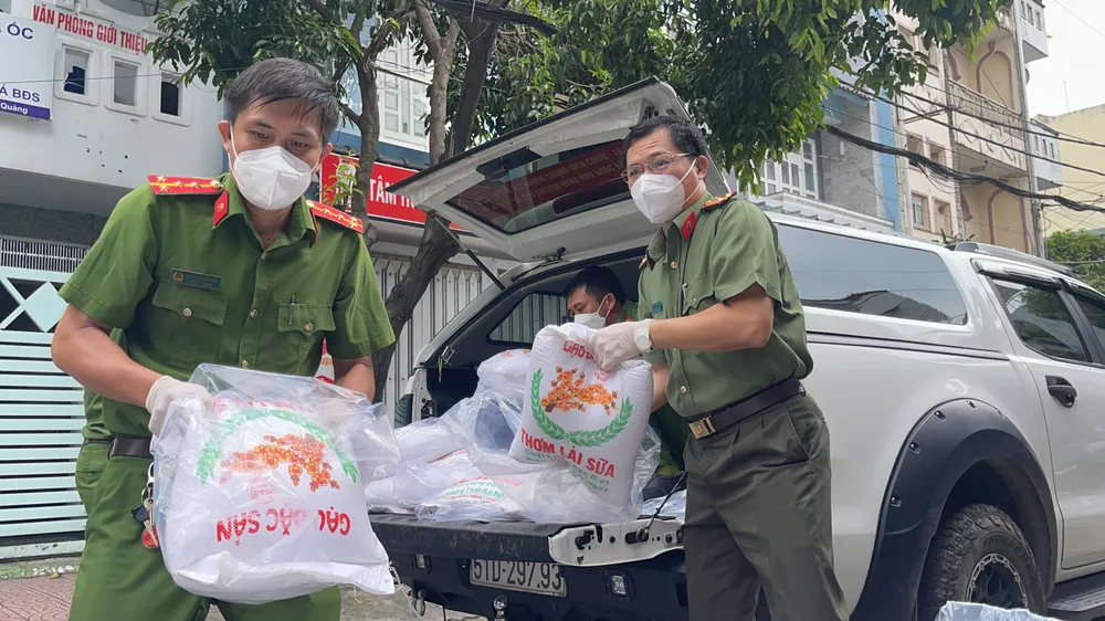 Lực lượng Công an TPHCM gõ cửa từng nhà bà con khó khăn trao nhu yếu phẩm ảnh 3