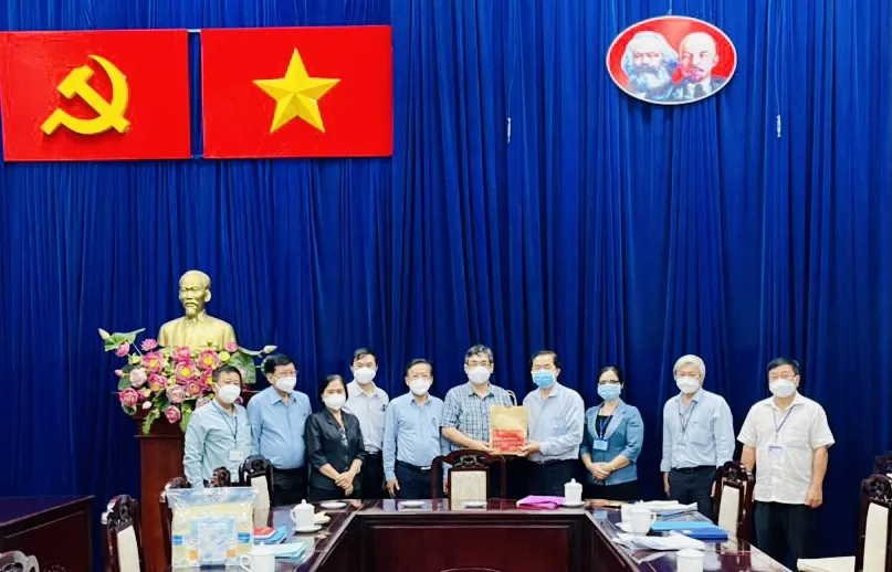 Ban Dân vận Trung ương trao tặng 500 túi thuốc cho F0 tại quận Gò Vấp ảnh 1