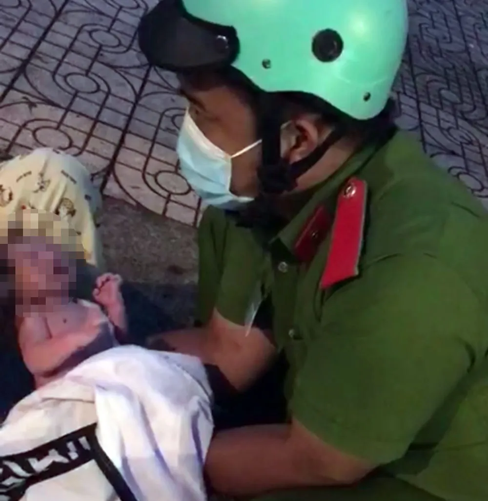 Chiến sĩ công an trực chốt đỡ đẻ thành công cho thai phụ ảnh 1