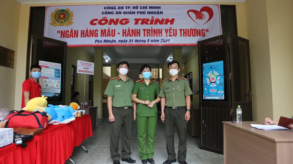 Công an quận Phú Nhuận hiến máu trong mùa dịch Covid-19 ảnh 1