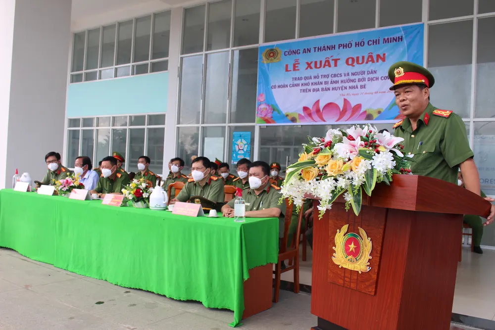 Công an gõ cửa từng nhà trao quà hỗ trợ bà con nghèo ở huyện Nhà Bè ảnh 1