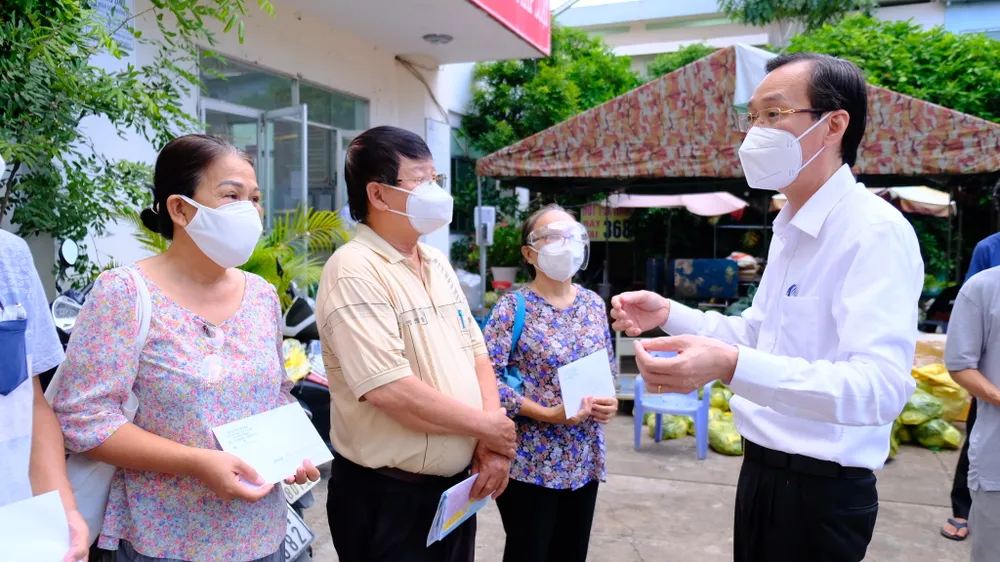 Lãnh đạo TPHCM động viên cán bộ cơ sở bảo vệ pháo đài chống dịch Covid-19 ảnh 1