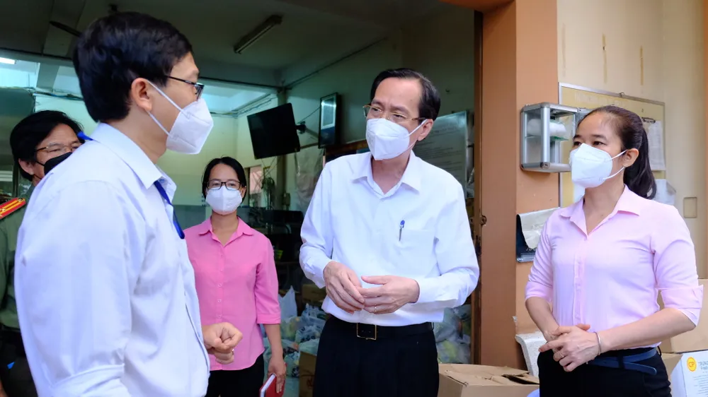 Lãnh đạo TPHCM động viên cán bộ cơ sở bảo vệ pháo đài chống dịch Covid-19 ảnh 2