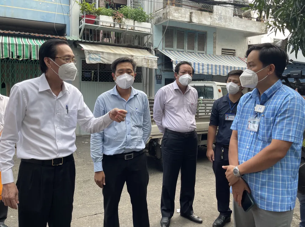 Lãnh đạo TPHCM động viên cán bộ cơ sở bảo vệ pháo đài chống dịch Covid-19 ảnh 3
