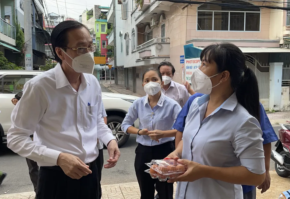 Lãnh đạo TPHCM động viên cán bộ cơ sở bảo vệ pháo đài chống dịch Covid-19 ảnh 7