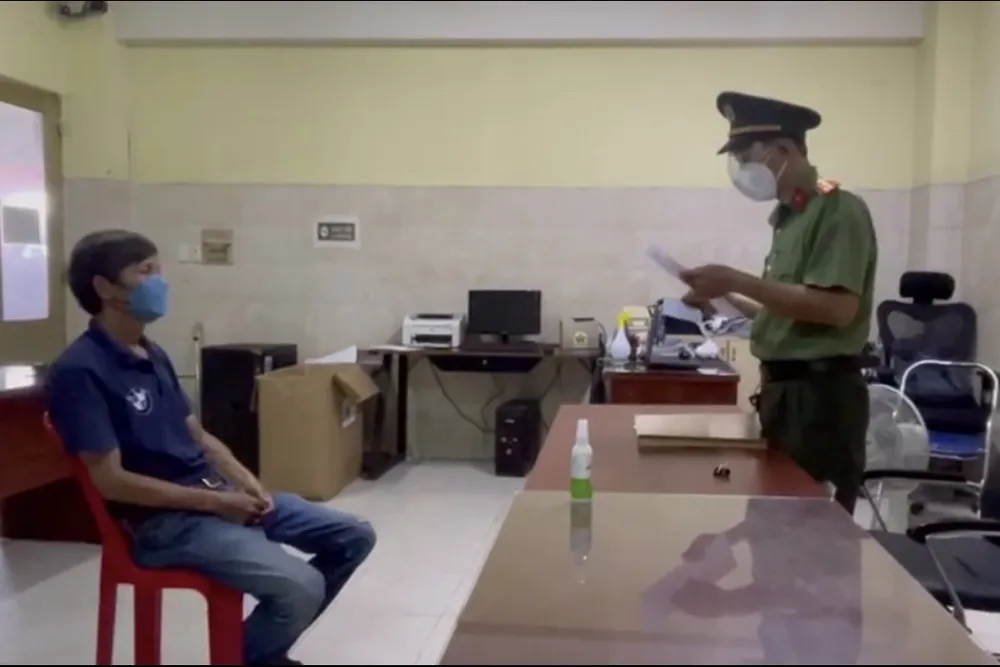 Xử phạt người đăng thông tin bịa đặt "nhân viên mặc đồ bảo hộ chở các hũ tro cốt của người chết do Covid-19" giao cho người thân ảnh 1