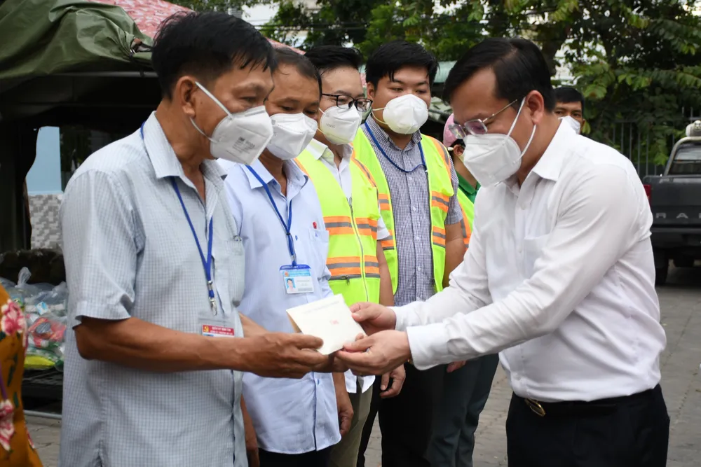 Lãnh đạo TPHCM thăm, động viên các “pháo đài” chống dịch ảnh 8
