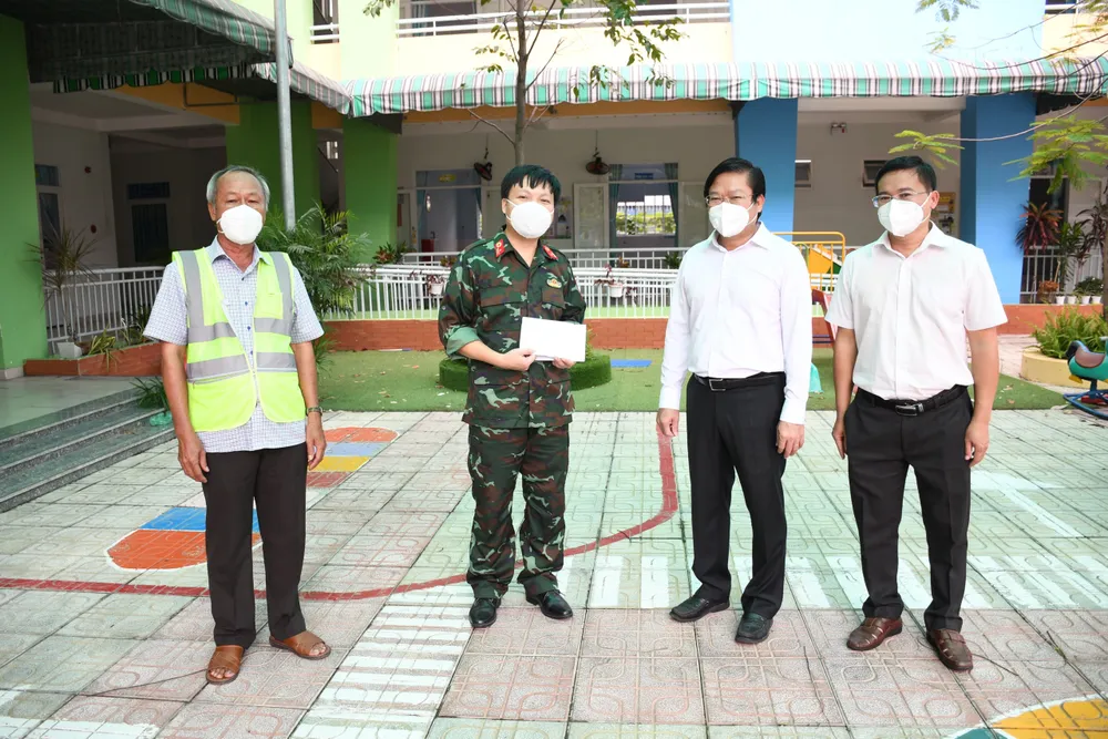 Lãnh đạo TPHCM thăm, động viên các “pháo đài” chống dịch ảnh 9