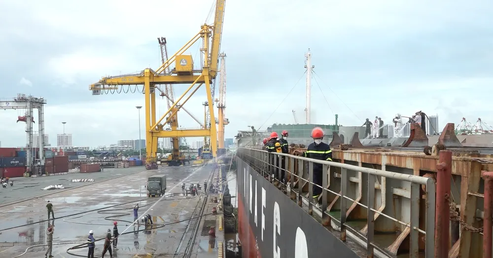 Tàu chở hàng nguyên liệu giấy neo tại Cảng Bến Nghé bốc cháy ảnh 2