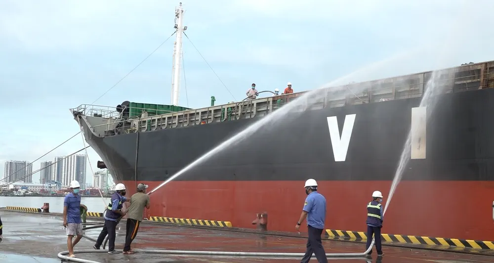 Tàu chở hàng nguyên liệu giấy neo tại Cảng Bến Nghé bốc cháy ảnh 3