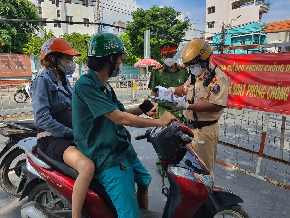 Thứ trưởng Bộ Công an kiểm tra đột xuất các chốt kiểm dịch tại TPHCM ảnh 2