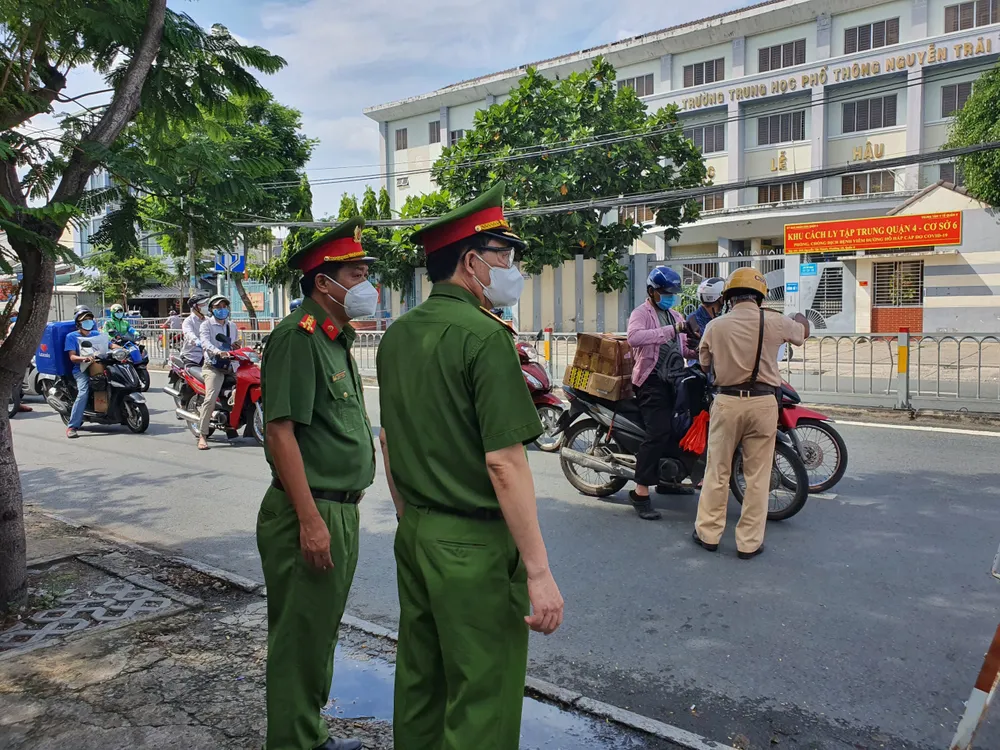 Thứ trưởng Bộ Công an kiểm tra đột xuất các chốt kiểm dịch tại TPHCM ảnh 3
