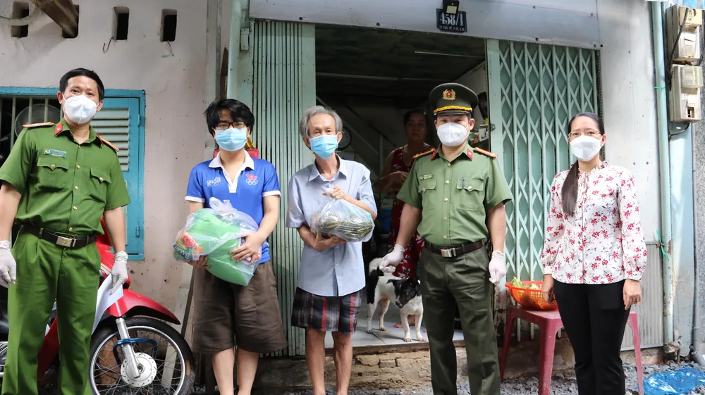 Công an TPHCM trao quà cho người dân gặp khó khăn ảnh 2