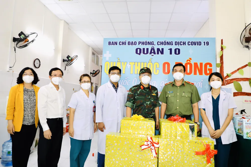 Giám đốc Công an TPHCM trao 1.000 phần thuốc điều trị cho F0 ở quận 10 ảnh 1