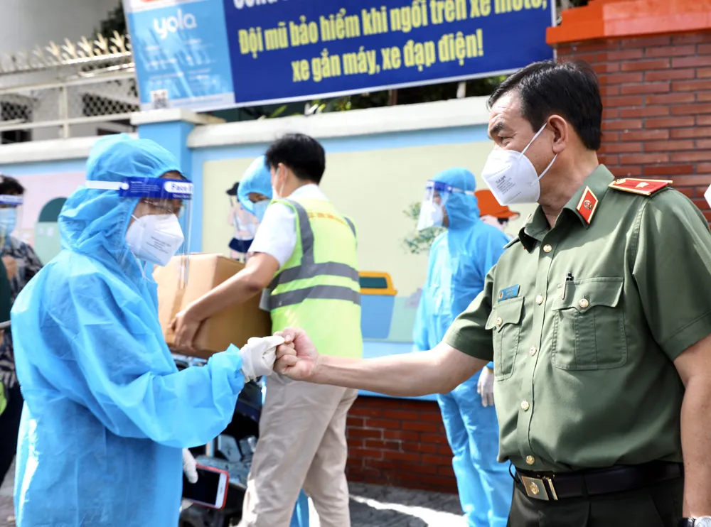 Giám đốc Công an TPHCM trao 1.000 phần thuốc điều trị cho F0 ở quận 10 ảnh 2