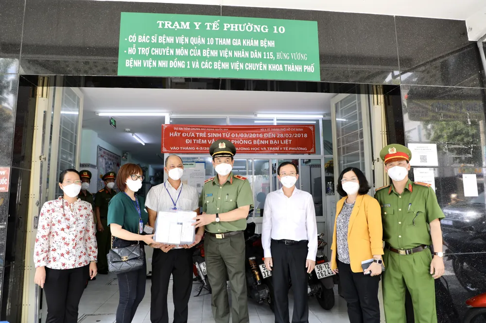 Giám đốc Công an TPHCM trao 1.000 phần thuốc điều trị cho F0 ở quận 10 ảnh 3