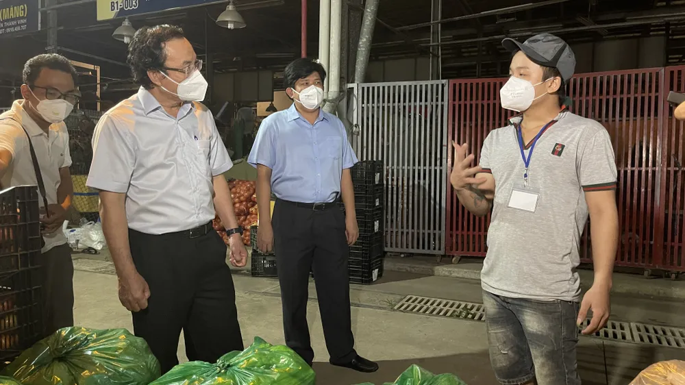 Không để dịch vụ nào “ăn theo” khi mở lại điểm tập kết, trung chuyển hàng hóa tại chợ Bình Điền ảnh 4