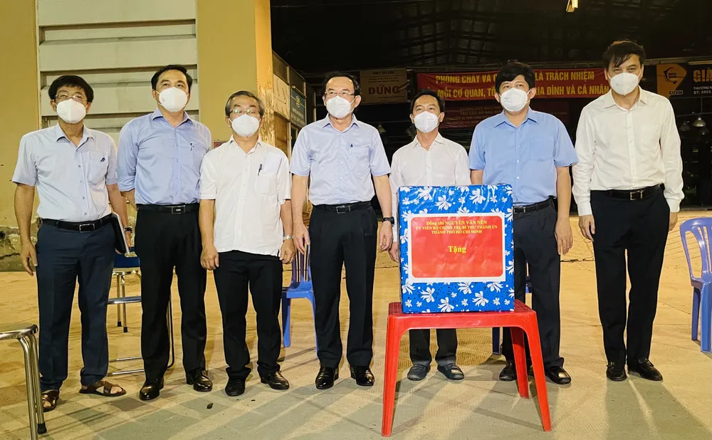 Không để dịch vụ nào “ăn theo” khi mở lại điểm tập kết, trung chuyển hàng hóa tại chợ Bình Điền ảnh 5