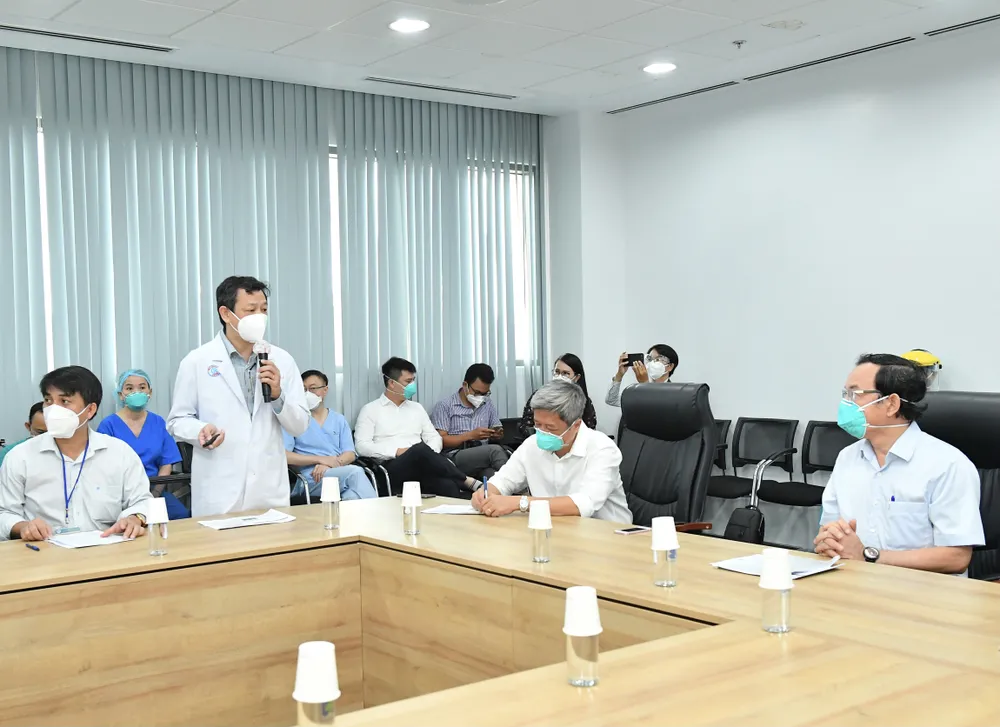 Bí thư Thành ủy TPHCM Nguyễn Văn Nên: Mũi tiến công quan trọng là Vaccine + Thuốc + Ý thức ảnh 3