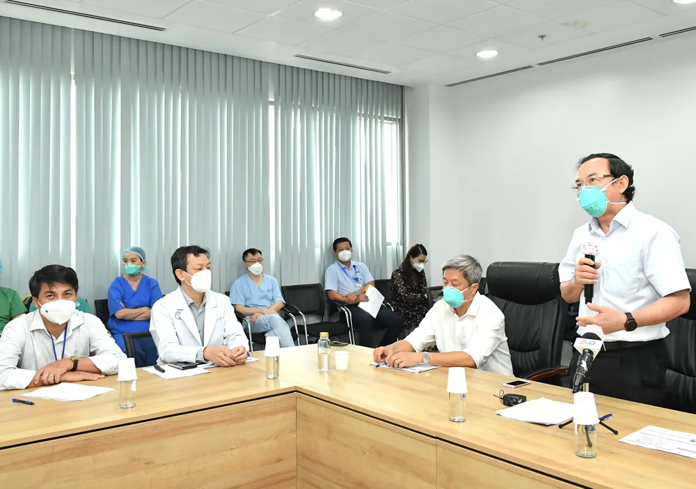 Bí thư Thành ủy TPHCM Nguyễn Văn Nên: Mũi tiến công quan trọng là Vaccine + Thuốc + Ý thức ảnh 1