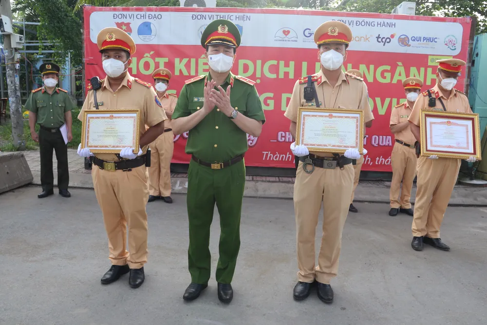 Chiến sĩ CSGT đưa người dân đi cấp cứu được Thủ tướng Chính phủ trao bằng khen ảnh 3