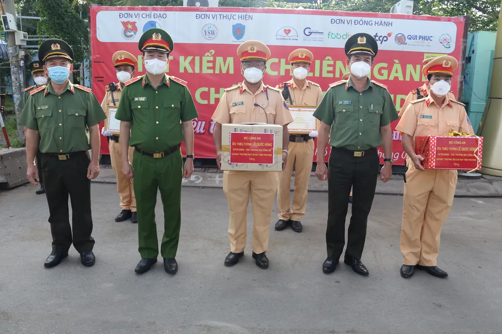 Chiến sĩ CSGT đưa người dân đi cấp cứu được Thủ tướng Chính phủ trao bằng khen ảnh 1