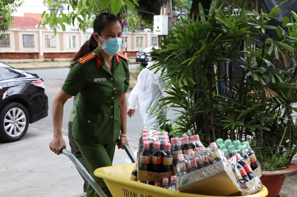 Cảnh sát hình sự trao nhu yếu phẩm đến người dân "vùng đỏ", "vùng cam" ảnh 3