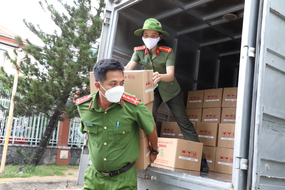 Cảnh sát hình sự trao nhu yếu phẩm đến người dân "vùng đỏ", "vùng cam" ảnh 2