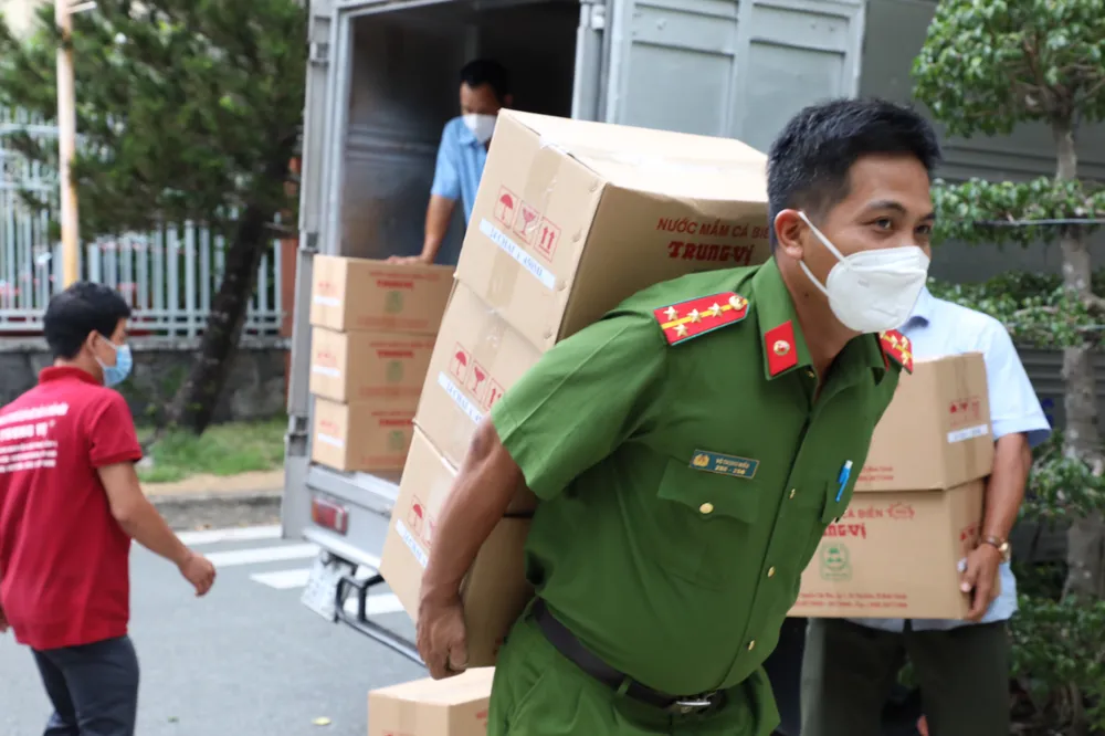 Cảnh sát hình sự trao nhu yếu phẩm đến người dân "vùng đỏ", "vùng cam" ảnh 4