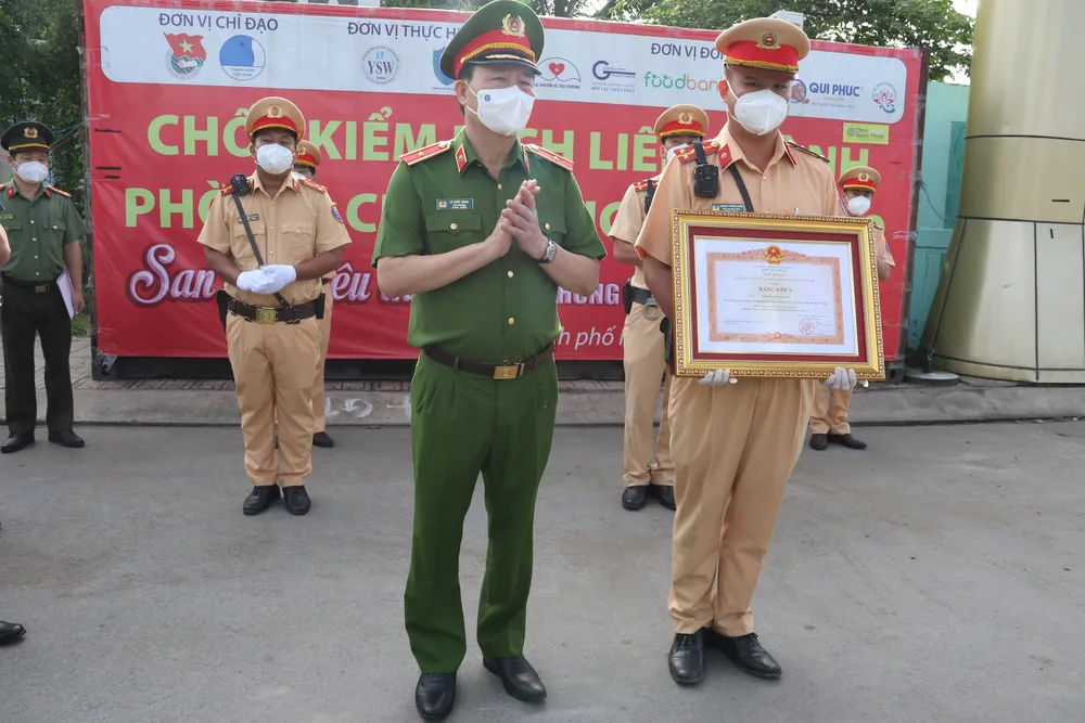 Chiến sĩ CSGT đưa người dân đi cấp cứu được Thủ tướng Chính phủ trao bằng khen ảnh 2